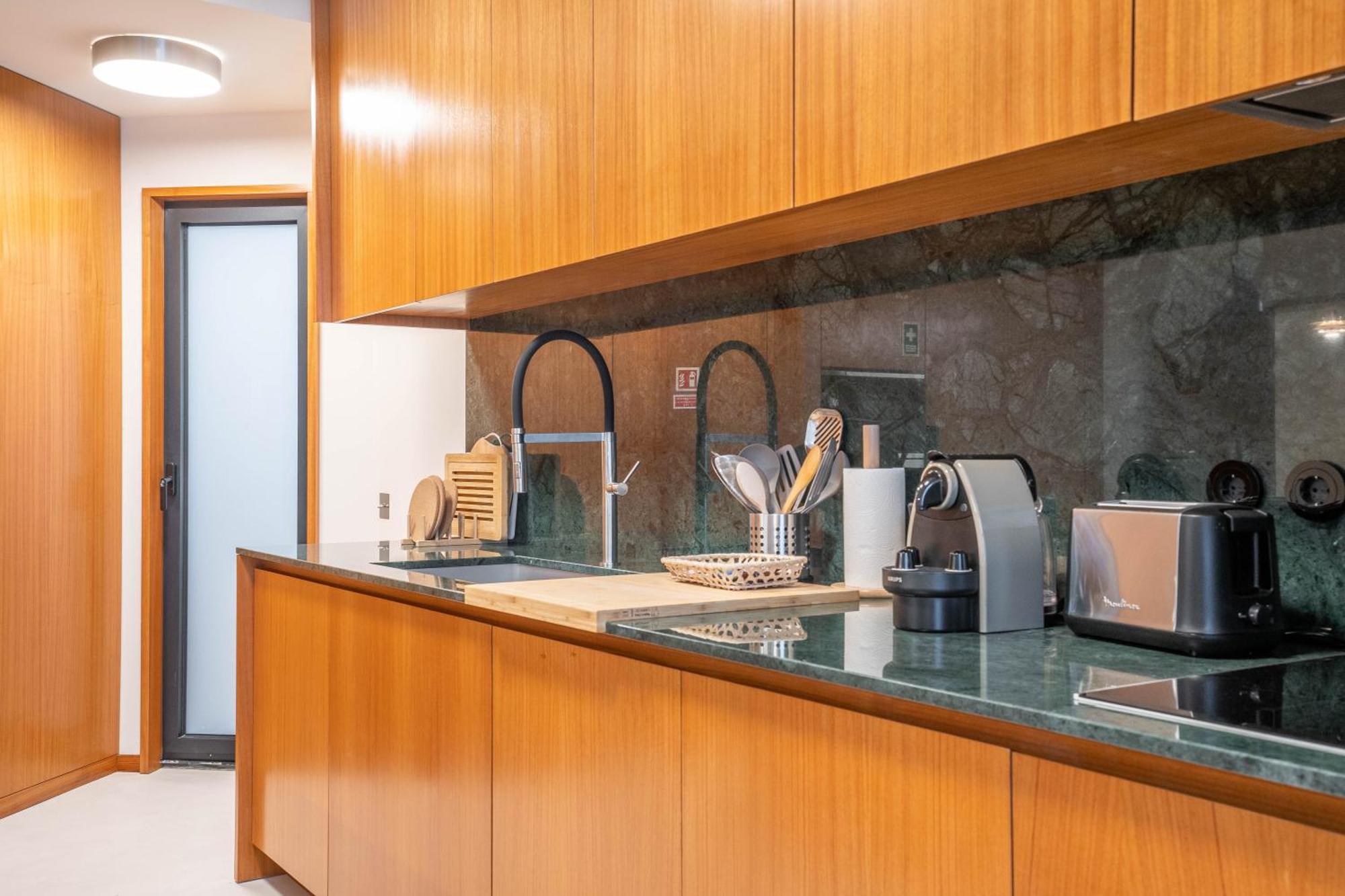 Sublime Downtown Retreat By Elsa Apartment Порто Екстериор снимка